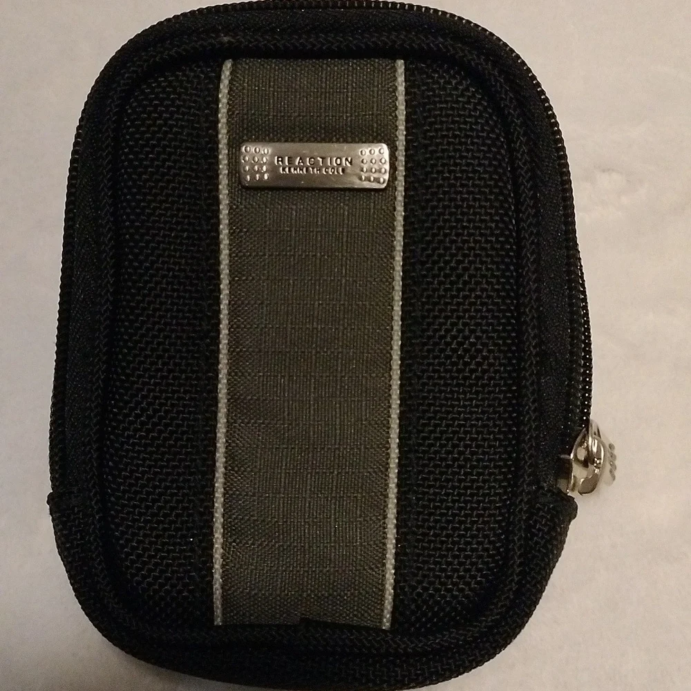 Reaction Kenneth Cole small Camara bag